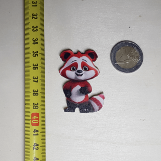 Panda červená - Drevená magnetka - CoolArts Výška magnetky: 5 cm