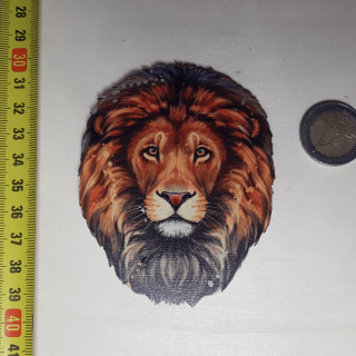 Pokojný lev - Drevená magnetka - CoolArts Výška magnetky: 10 cm