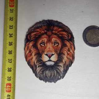 Pokojný lev - Drevená magnetka - CoolArts Výška magnetky: 7 cm