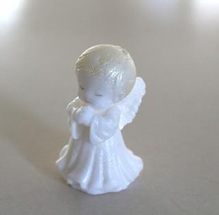 Anjelik malý chlapček biely