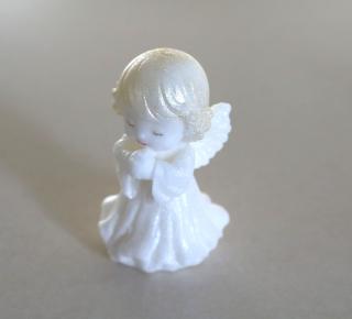 Anjelik malý dievčatko biele