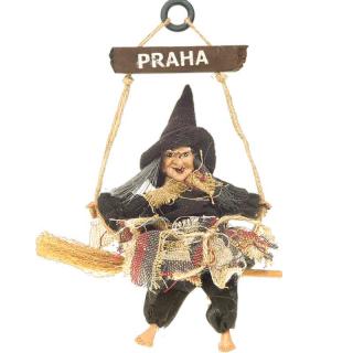 Striga na metle Praha 25cm (halloweenska dekorácia)