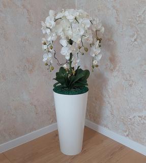 Umelá biela orchidea v bielej váze
