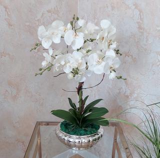 Umelá biela orchidea v striebornej mise
