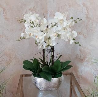 Umelá biela orchidea v striebornom črepníku