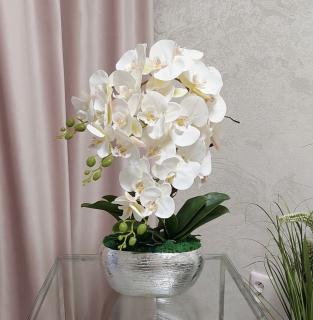 Umelá biela orchidea v striebornom oválnom kvetináči