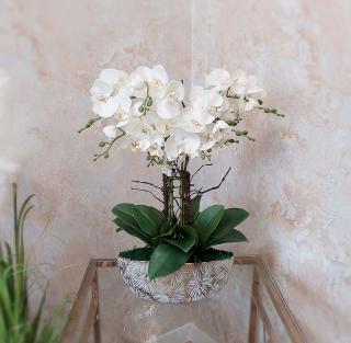 Umelá biela orchidea v zlatom črepníku