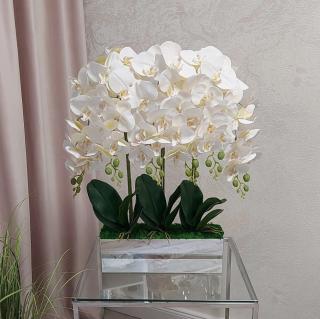 Umelá biela orchidea v zrkadlovej mise