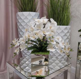 Umelá biela orchidea v zrkadlovom črepníku