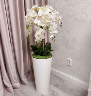 Umelá dekoračná orchidea v bielej vysokej váze