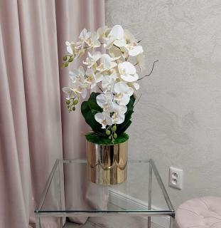 Umelá orchidea v zlatom kvetináči