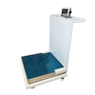 Mobilní podlahová váha na kolečkách  LESAK 1T6060LNRWPOZTK, 150kg, 600x600mm, +  kolečka + opěrné zábradlí (Vážní můstek v lakovaném provedení s indikátorem opatřený pojezdovými koly a opěrným zábradlím)