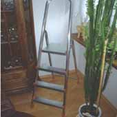 Rebrík ALW 3-priečkový jednostranný s plošinkou