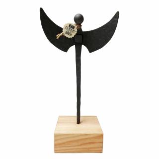 Anjel s roztiahnutými krídlami na drevenom klátiku - ručne kovaný výrobok