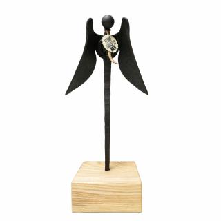Anjel so zloženými krídlami na drevenom klátiku - ručne kovaný výrobok