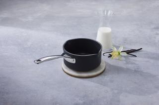 Le Creuset - Hliníkový hrniec na mlieko 1,6l - povrch proti pripáleniu