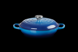 Le Creuset - liatinový hrniec plytký s pokrievkou 26 cm / 2,2 l modrý