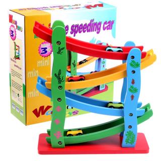 Drevená autodráha so štyrmi autíčkami