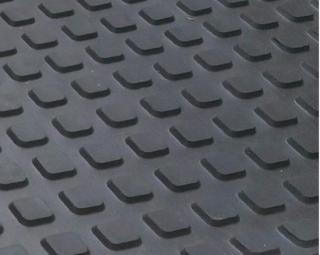 Gumová podlahovina so štvorčekovým dezénom šírka 1,5 m hrúbka 8 mm (Protišmyková guma na podlahu s nadštandardnou hrúbkou)