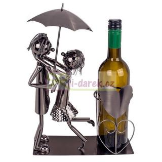 Kovový stojan na fľašu - zamilovaný pár pod dáždnikom