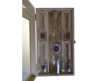 Darčeková kazeta Dlháň - SLIVOVICA (0,5 l + 4x 0,05 l) (Fľaša s pohárikmi na pálenku Woodluxe)