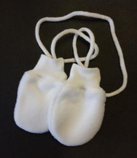 Zimné flísové rukavičky so šnúrkou pre batoľa biele, veľ. M (3-6 mesiacov)