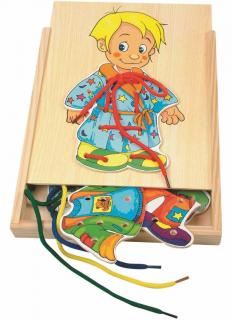 Dřevěné motorické hračky Woody - Šněrovací šatní skříň Kluk