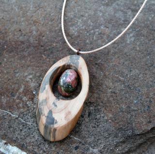 Drevený náhrdelník s prírodným kameňom (exkluzívny, ľahký, prírodný šperk, 50x20mm, vyrobený len jeden kus - originál)