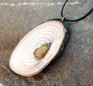 Drevený náhrdelník s prírodným kameňom  (exkluzívny, ľahký, prírodný šperk, 80x48mm, vyrobený len jeden kus - originál)