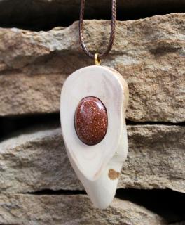 Drevený náhrdelník s prírodným kameňom - mesačný kameň (Ručne vyrobený, exkluzívny, ľahký, prírodný šperk  55x25mm, vyrobený len jeden kus - originál)