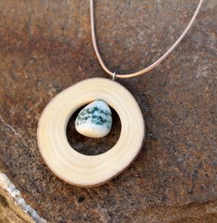 Drevený náhrdelník s prírodným kameňom (Ručne vyrobený, exkluzívny, ľahký, prírodný šperk 41x41mm, vyrobený len jeden kus - originál)