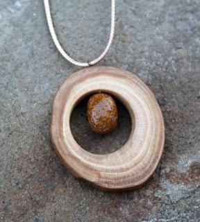 Drevený náhrdelník s prírodným kameňom (Ručne vyrobený, exkluzívny, ľahký, prírodný šperk 43x48mm, vyrobený len jeden kus - originál)