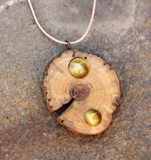 Drevený náhrdelník s prírodným kameňom - zlaté tigrie oko  (Ručne vyrobený, exkluzívny, ľahký, prírodný šperk 45x39mm, vyrobený len jeden kus - originál)