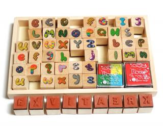 SET drevené pečiatky abeceda-malé a veľké písmená a farebné podušky (vhodné na rôzne využitie, 52ks pečiatok)