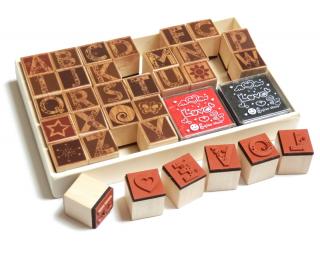 SET ozdobné drevené pečiatky abeceda a znaky, čierna a červená poduška  (vhodné na rôzne využitie, 32ks pečiatok)