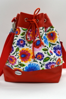 Kabelko-batoh červený kvetovaný