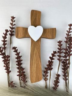 Drevený Kríž s bielym srdcom (Krížik vyrobený z dubového dreva)