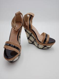 Dámske trendy páskové sandále na kline Intrépides Shoes, čierne Veľkosť OBUV: 37