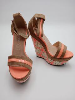 Dámske trendy páskové sandále na kline Intrépides Shoes, oranžové Veľkosť OBUV: 35