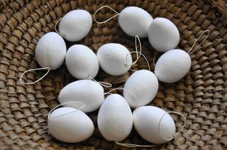 12 ks polystyrénových vajíček k zavěšení a dotvoření