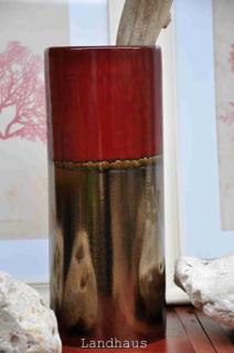 Červená váza s metalickým prvkem