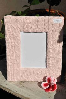 Růžový rám s pleteným copánkovým vzorem