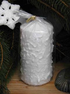 Vánoční, bílá třpytivá svíčka se sněhovým reliéfem