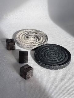 Stojan na vonné tyčinky z jesmonite okrúhly čiernobiely