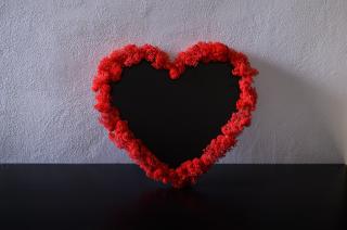 Machové srdce červené závesná kriedová tabuľa 30x27 cm