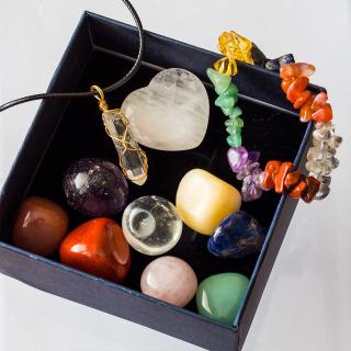 Darčeková krabička: 9 kameňov, krištáľový náhrdelník a čakrový náramok