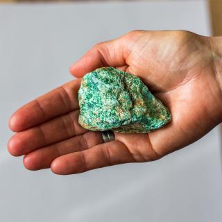 Fuchsit kameň kusový Veľkosť: Malý (20 - 50 g)