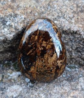 Bronzit vŕtaný kameň (28 x 21 x 11 mm)