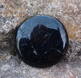 Čierny turmalín chňapka 22g (35 x 33 x 8 mm)
