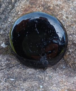 Čierny turmalín chňapka 27g (38 x 38 x 9 mm)
